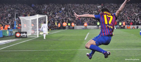 Pedro volant celebrant el primer gol Quarts de final Copa 2012 (Barça-Madrid)