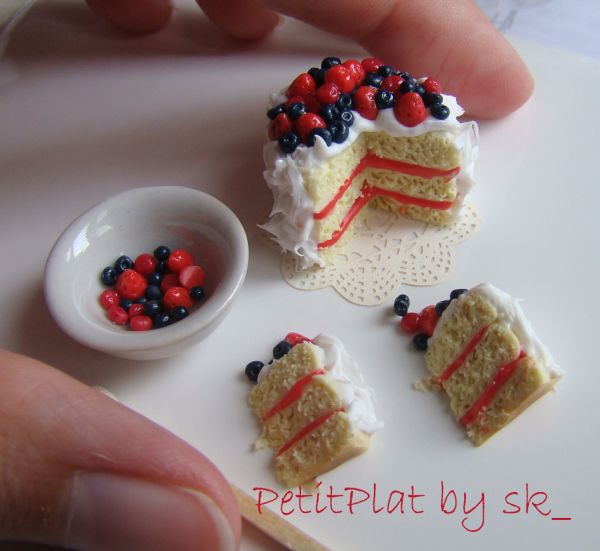 Dollhouse Miniature Food Berry Cake 1:12