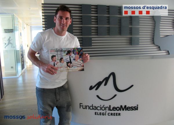 El futbolista del Barça Leo Messi amb el Calendari Solidari 2015