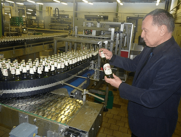 File:Gregorič u stáčecí linky v pivovaru Rakovník.jpg