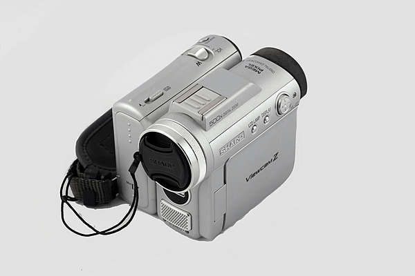 <div class='fn'> videocamera a batteria, digitale, Mini DV - Sharp camcorder VL-Z7S.</div>