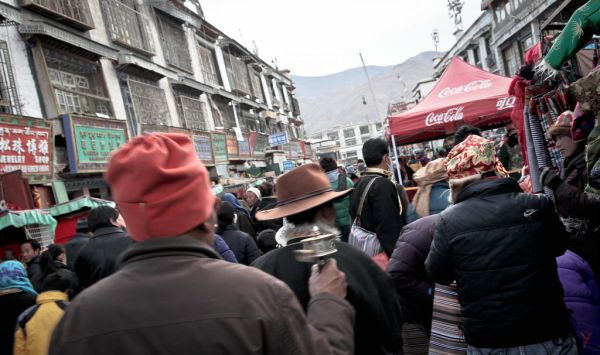 Shopping & Praying at the Barkhor Kora, Lhasa, Tibet, January 2011 (Photo: Erik Törner, IMs bildarkiv)