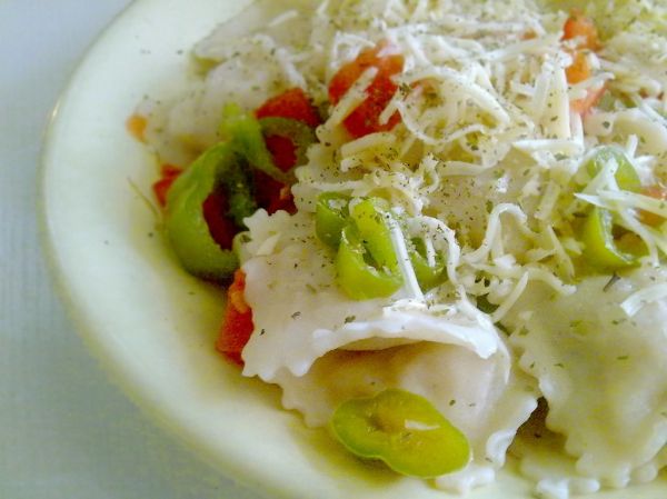 Cheese ravioli with raw tomato and green pepper / Raviolis de queso con tomate y pimientos.