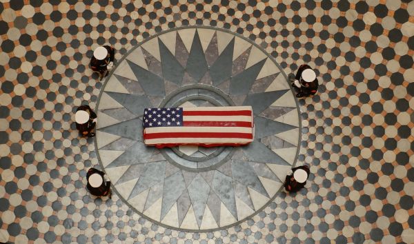 John Glenn in Repose at the Ohio Statehouse (NHQ201612160005)