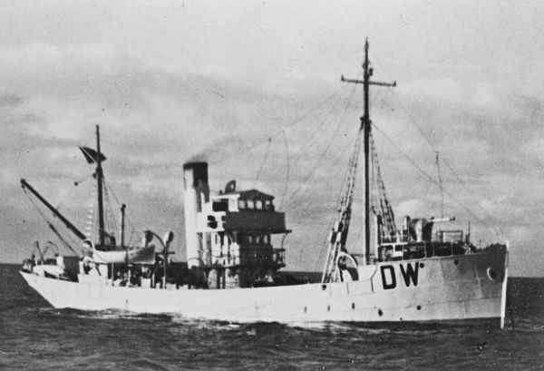 Circa 1940: The Red Funnel Fisheries trawler HMAS DURRAWEEN under the White Ensign. Photo RAN Historical.