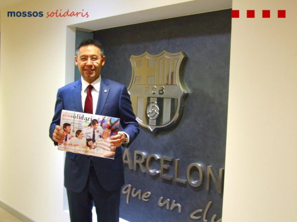 El president del Barça Josep Maria Bartomeu amb el Calendari Solidari 2015
