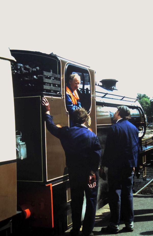 91-173 Conversation time at Tenterden; K&ESR Austerity 0-6-0ST No. 23 'Holman F Stephens'