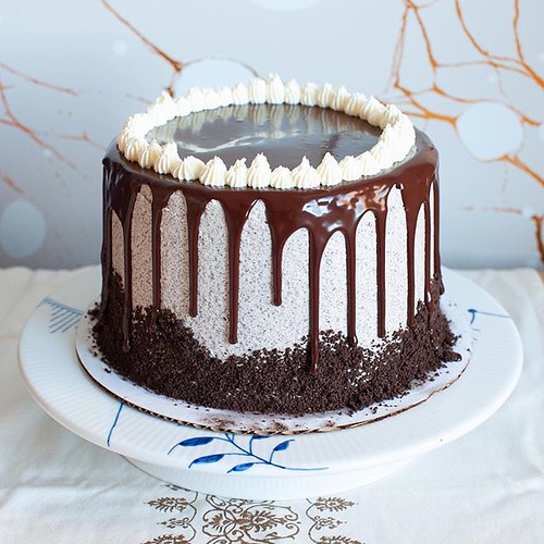 Oreo cake: Oreo sponges, Oreo buttercream, and a drip chocolate ganache. Recipe by @preppykitchen . . . #cake #oreocake #dripcake #chocolateganache #cakestagram #instcake #foodpics #igfood #dripcake #baking #bo4bakes