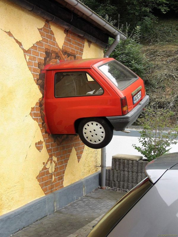 Auto in Wand - Car in the wall