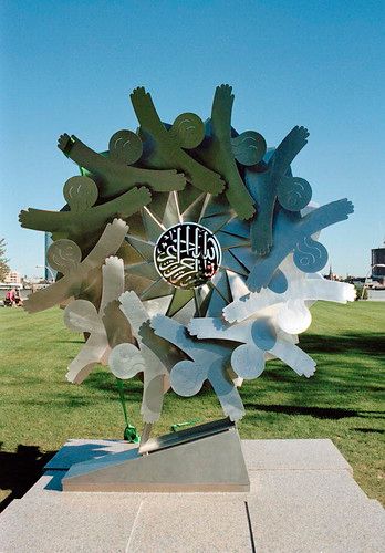 Arab Women Present Sculpture Symbolizing 'Sisterhood Solidarity' to United Nations