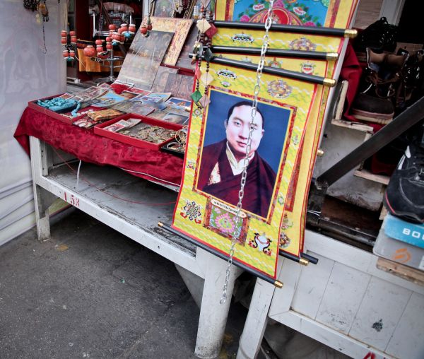 Tanka with photo of Panchen lama, which is oddly allowed contrary to all photos of Dalai lama. Barkhor Kora, Lhasa, Tibet, January 2011 (Photo: Erik Törner, IMs bildarkiv)