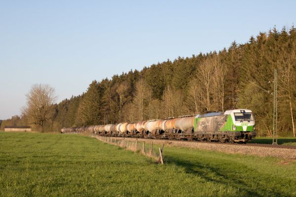 Vectron-Werbelok 193 204 »Mozart« der Salzburger Eisenbahn Transportlogistik GmbH hat die Ehre, einen Kesselwagenzug durch Fellach zu ziehen