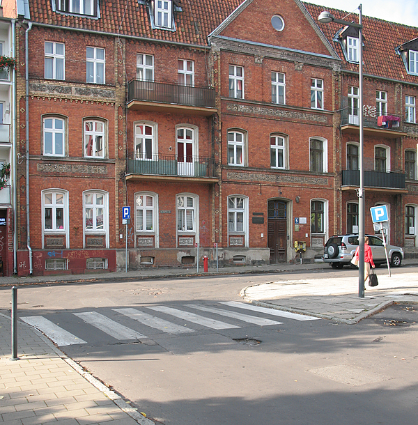 Olsztyn kamienica Linki 5 w porannym słońcu