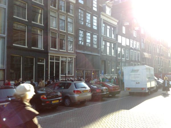 Anne Frank huis Amsterdam rij om de hoek