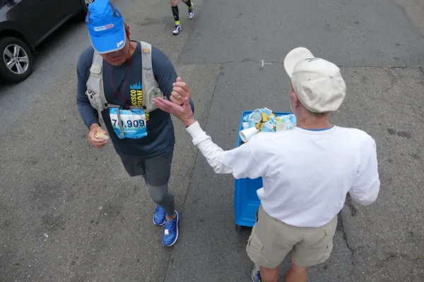 Combo Fist Bump/ High Five between Runner 70,909 and Dave, San Francisco Marathon Waller Street Cheerleader
