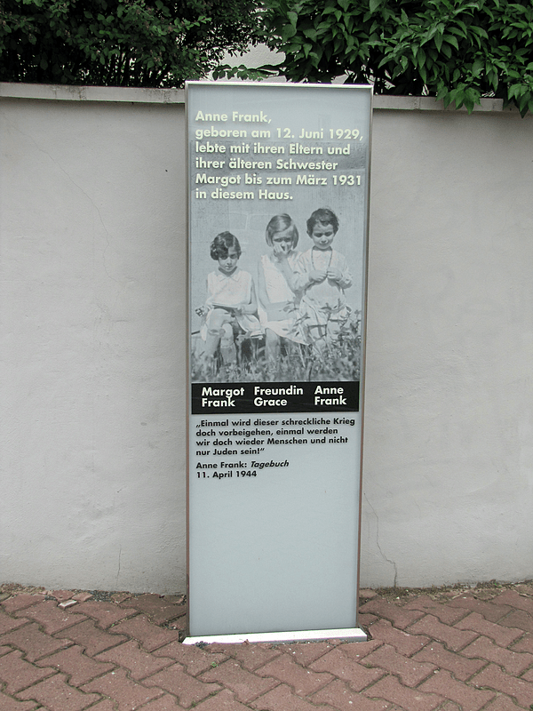 Anne-frank-geburtshaus-gedenkstele-2011-ffm-027