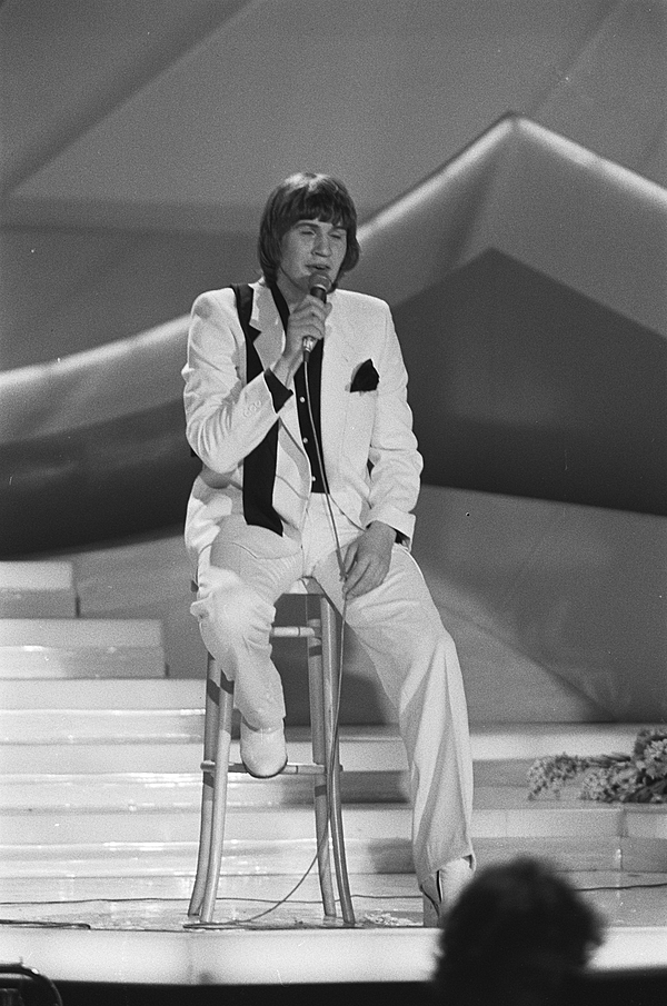 File:Eurovisie Songfestival 1980 ( Den Haag ) winnaar Johnny Logan in aktie, Bestanddeelnr 930-7803.jpg