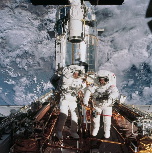 Astronauts John M. Grunsfeld and Richard M. Lineman EVA