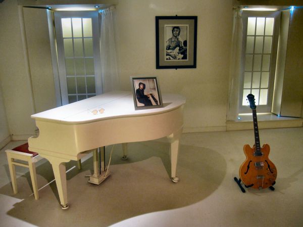JOHN LENNON'S WHITE ROOM..2