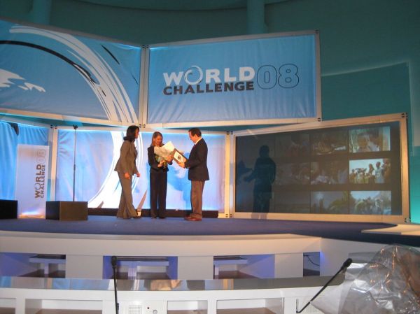 Plan Bee wins BBC News World Challenge 2008 The Hague (4)