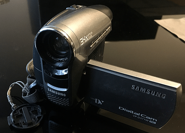 Samsung Mini-DV camcorder VP-D371W (cropped)