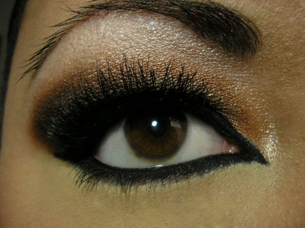 Bronzed Arabic Smoky Eye Closeup