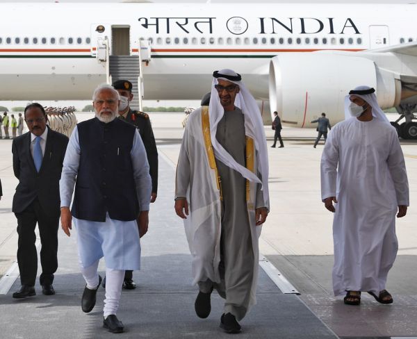 Prime Minister Shri Narendra Modi arrives in Abu Dhabi with a special gesture, UAE President and Ruler of Abu Dhabi Sheikh Mohamed bin Zayed Al Nahyan was at Abu Dhabi airport for the interaction with PM