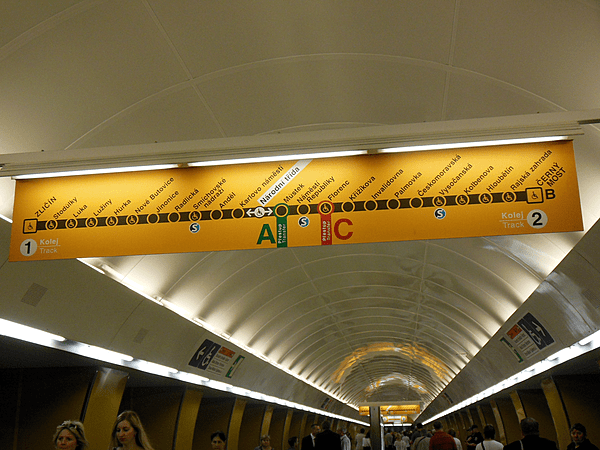 File:Národní třída, stanice metra, trasa linky B.jpg