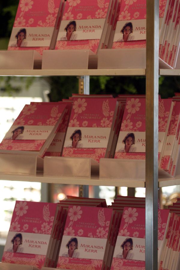 David Jones Fashion Ambassador Miranda Kerr in store book signing, Kora Organics