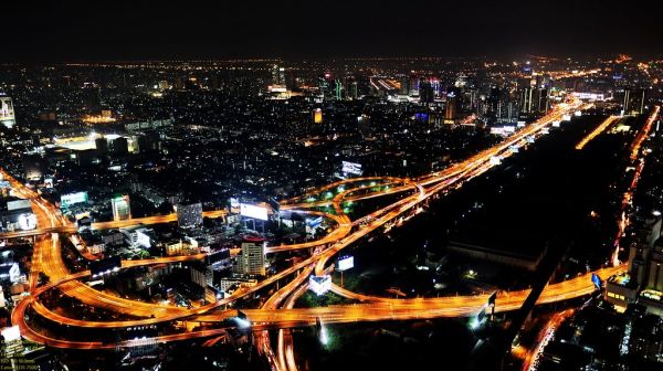 Two-secs handheld exposure of the city with its notorious nightmare traffic..