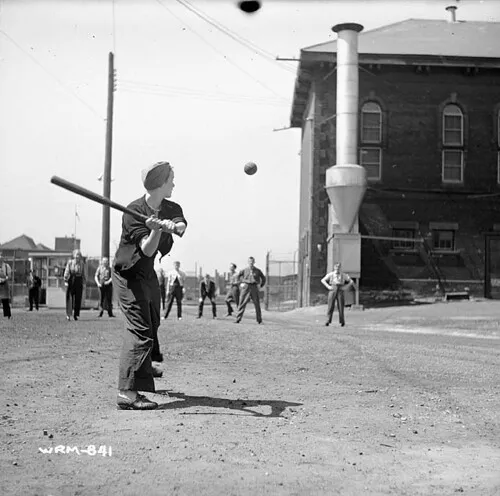 Women munitions workers play a game of baseball at the John Inglis Co. Bren gun plant. / Des ouvrières affectées aux munitions jouent une partie de baseball à l'usine de fusils-mitrailleurs Bren de la John Inglis Co