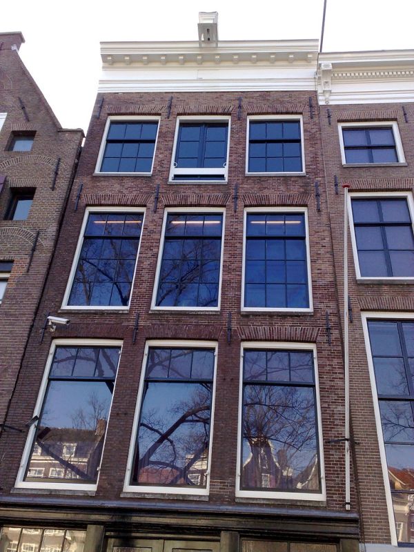 Anne Frank huis Amsterdam voorkant boven