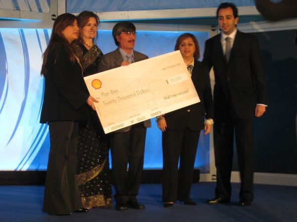 Plan Bee wins BBC News World Challenge 2008 The Hague (16)