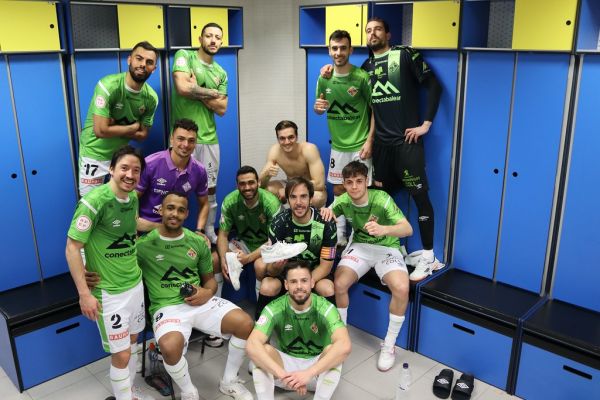 El equipo celebra la victoria ante el Barça en el vestuario