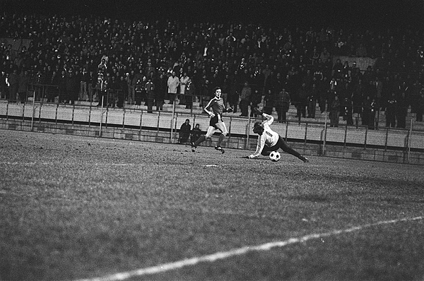 PSV tegen Go Ahead 1-1, Nick Deacy scoort langs doelman Van Zoghel, Bestanddeelnr 929-5477
