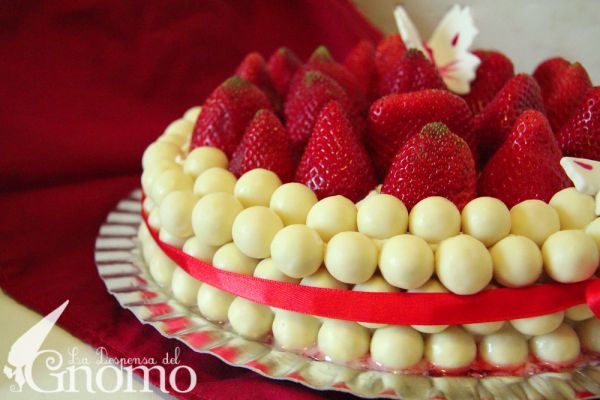 Tarta de fresas, nata y maltesers blancos