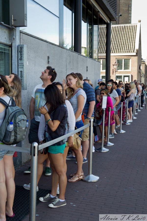 amsterdam-tourists-waiting-anne-frank-house-zeiss-distagon-t-35mm-f2-1d4-cr-7141
