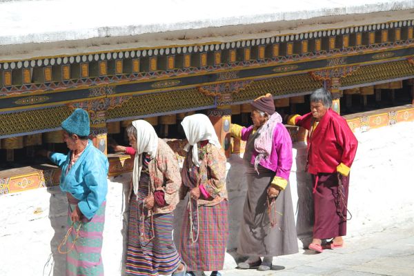 Tashi Yangtse, Chorten Kora, devotees