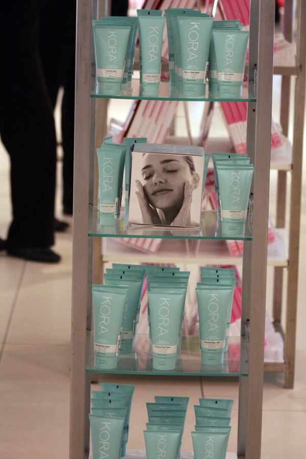 David Jones Fashion Ambassador Miranda Kerr in store book signing, Kora Organics