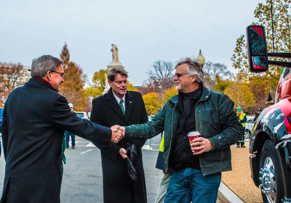 Kenworth - Unloading U.S. Capitol Christmas Tree DC Driver Gary Amoth 2