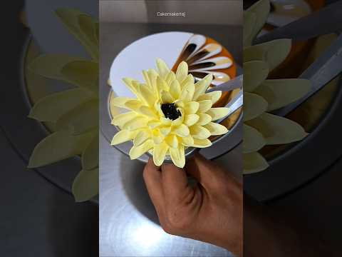 Easy &amp; Unique Cake Decorating Technique #shorts #cake #cakedesign #butterscotchcake #birthdaycake