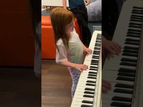 ADLEY PLAYS a MAGiCAL PiANO!! adley pretends to play a new song that sounds a little familiar 🤔 🎹📱